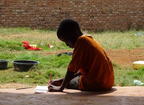 アフリカの子が勉強している様子