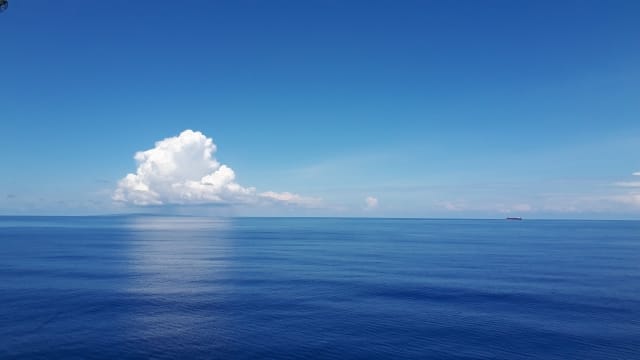 海と青空と白い雲