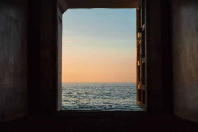 窓越しに見る海の画像